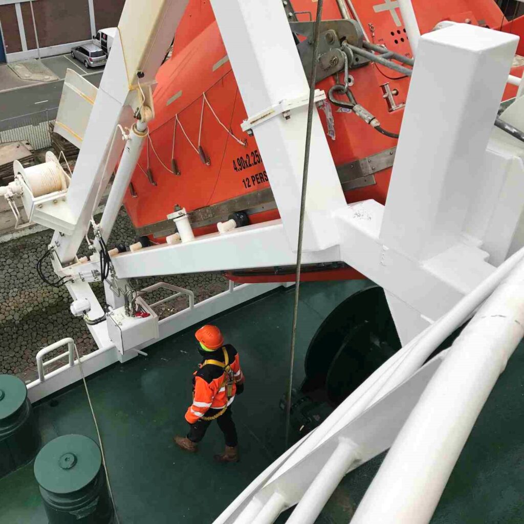 Free fall lifeboat davit De Wolf Maritime Safety