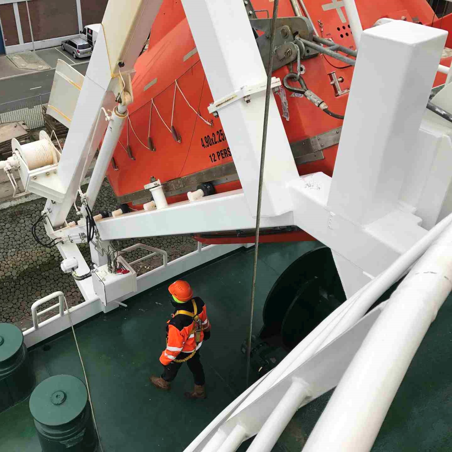 Free fall lifeboat davit De Wolf Maritime Safety