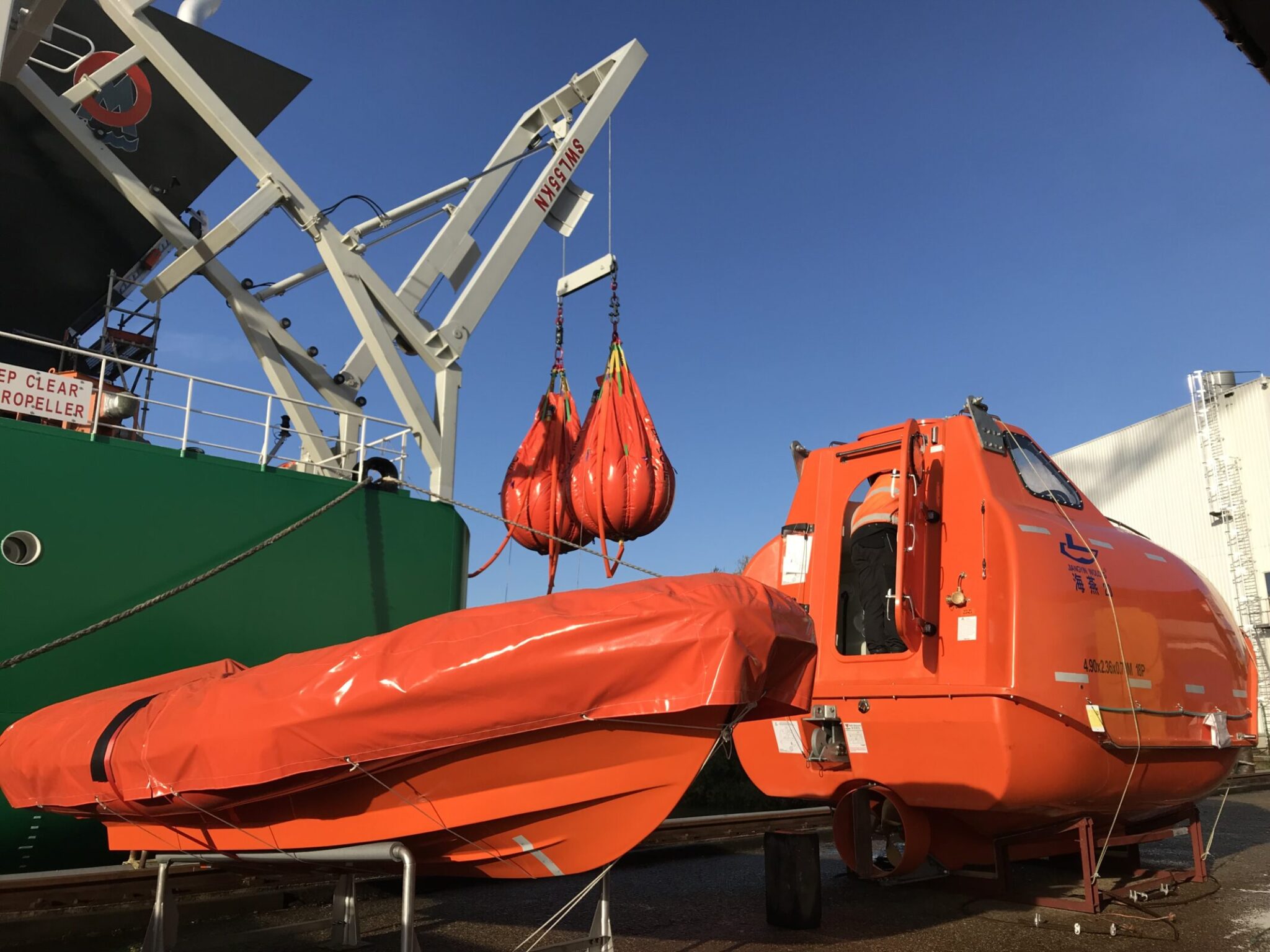 Free fall lifeboat davit De Wolf Maritime Safety